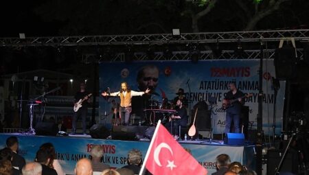 Dikili’de, 19 Mayıs coşkusu meydanlara taştı