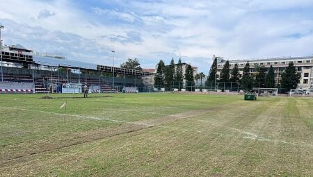 İlçe stadı zemininde bakım çalışmaları