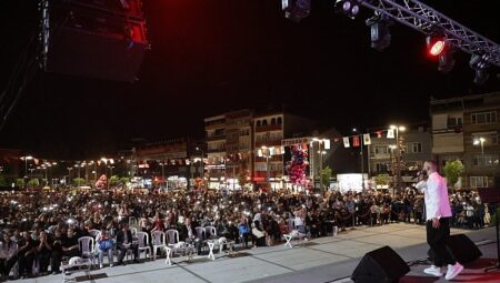 İnegöl’de 19 Mayıs Coşkusu Safa Zakir Konseriyle Zirveye Ulaştı