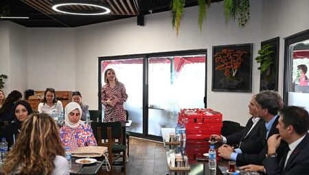 Kartepe’de Kadın Eğitimcilere Anneler Günü Sürprizi