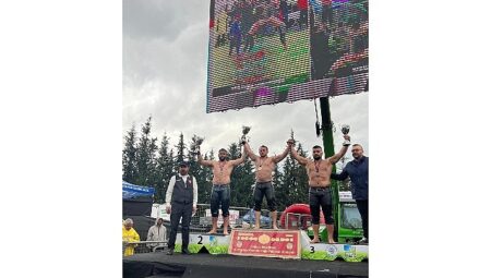 Kemer Belediye güreşçileri kürsüye çıktı