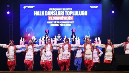 Küçükçekmece Belediyesi Halk Dansları Topluluğu’nun Yılsonu Gösterisi İzleyenleri Büyüledi