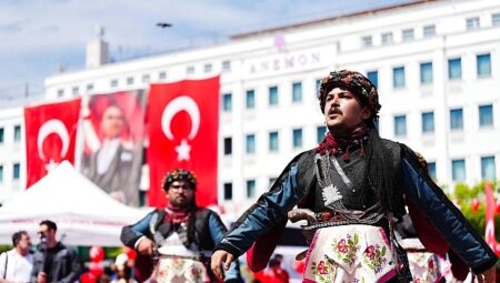 Manisa’da 19 Mayıs Coşkusu Cumhuriyet Meydanı’na Taştı