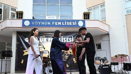 Öğrencilerin mezuniyet sevinci
