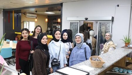 Üniversiteliler, Beyaz Kalpler’de ders işledi