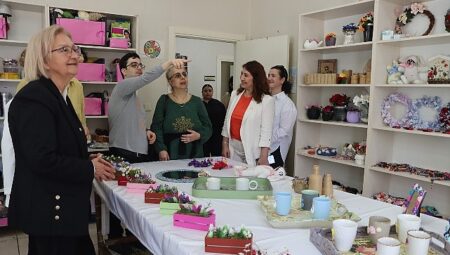 Üreten Engelliler Merkezi’nde yıl sonu sergisi açıldı