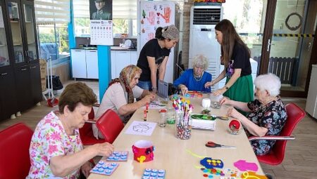 Alzheimer Hastaları Mavi Ev’de buluşuyor