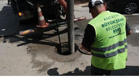ASAT kanalizasyon hattı temizliği ve kapak düzenleme çalışmalarını sürdürüyor