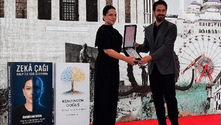 Bakan Yardımcısı Dr. Batuhan Mumcu, Araştırmacı Yazar Ümmühani Kara’ya Ödülünü Takdim Etti