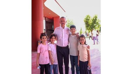 Başkan Büyükakın, karne alan öğrencilerin mutluluğunu paylaştı