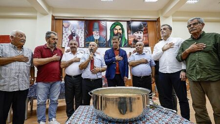 Başkan Tugay aşure lokmasını paylaştı