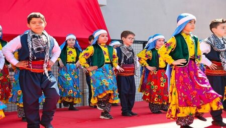 Başkan Vekili İbrahim Akın, öğrencilerin karne sevincine ortak oldu