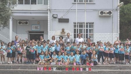 Bornovalı minik eller toprakla buluşuyor