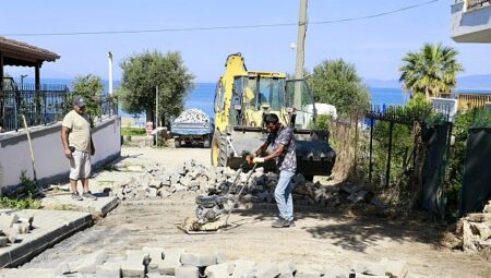 Burhaniye’de Yol Çalışmaları Tüm Hızıyla Devam Ediyor