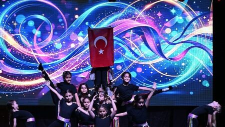 Büyükşehir’in Minikleri Yıl Sonu Gösterisinde Alkış Topladı