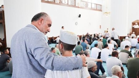 Canik’te Camiler Çocuklarla, Çocuklar Hediyelerle Buluşuyor