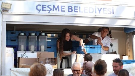 Çeşme’de aşure lokması paylaşıldı