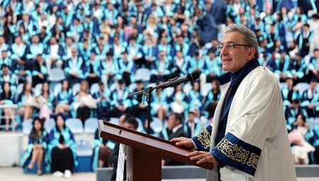 DEÜ İzmir Meslek Yüksekokulu’nda Mezuniyet Coşkusu
