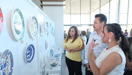 Dikili’de sanat rüzgarı: 7’den 70’e tüm kursiyerler yıl sonu coşkusunda buluştu