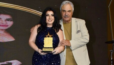 Ebru Torun’a ödülünü Halil Ergün verdi