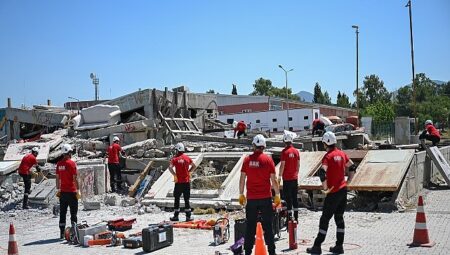 Enkazda nefes alacak zaman yok