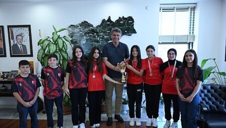 Genç Sporcular Başarılarını Başkan Kocaman’la Paylaştı