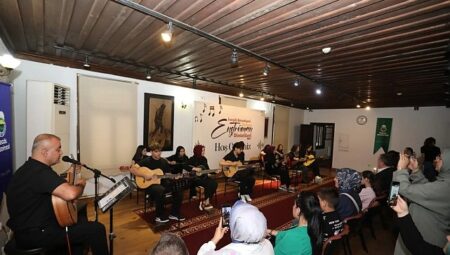 İnegöl Belediyesi’nin Gitar Kursu Kursiyerleri Sertifikalarını Aldı