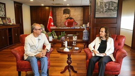 Kardeş şehirler kadrajda buluştu: Başkan Ünsal, Karşıyakalı birinciyi konuk etti