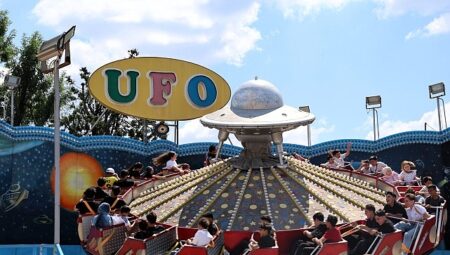 Karneval coşkusu lunaparkta katlanıyor