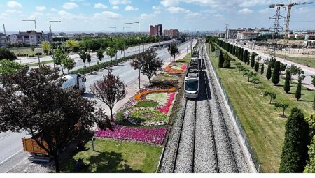 Konya Büyükşehir’in Çiçeklerle Bezediği Cadde ve Parklar Göz Kamaştırıyor