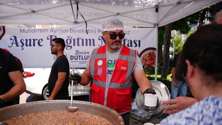Manisa Büyükşehir’den Birlik ve Beraberlik Tenceresi: Aşure İkramları Soma ve Akhisar ile Başladı