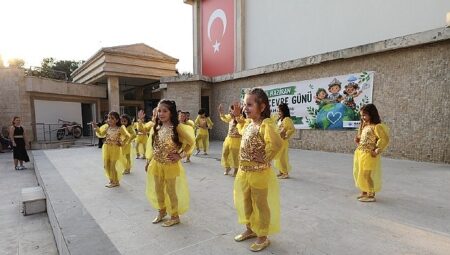 Menderes’te Öğrencilerden Duyarlı Defile