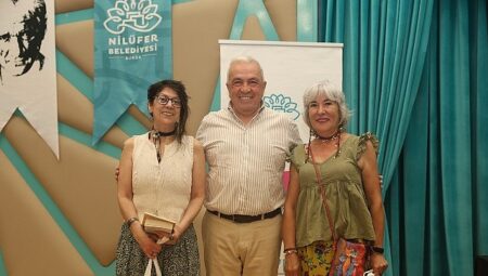 Nilüferli kadınlar yılın yazarını şiirleri ile andı