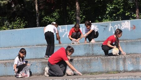 Öğrencilerinden Mıntıka Temizliği