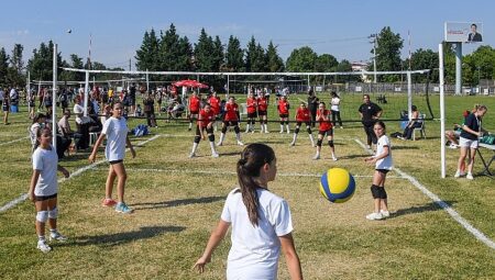 Osmangazi’deki Mini Voleybol Şenliği’nde Spor ve Dostluk Kazandı