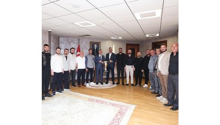 Şampiyon Gölcükspor kupasıyla Başkan Büyükakın’a geldi