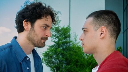 Selman Nacar imzalı yeni Netflix dizisi Palas Pandıras’ın setinden ilk kareler paylaşıldı.