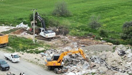 Vatandaş Bildirdi, Kaçak Moloz Dökülen Alan Temizlendi