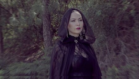 Yasemin Uğurlu’dan Yeni Tekli: “Kızıl Topraklar”