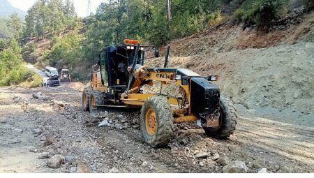 Alanya’da kırsal mahalle yollarına yaz bakımı