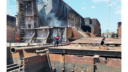 Aliağa’daki yakıt tankeri yangınına İzmir İtfaiyesi’nden  hızlı müdahale
