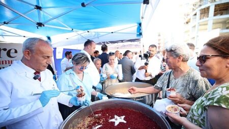Başkan Çebi Vatandaşlara Aşure İkram Etti