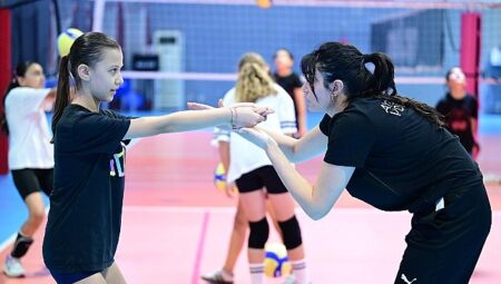 Başkan Çerçioğlu’nun Çalışmalarıyla Minik Sporcular Yaz Tatilinde Voleybolla Buluşuyor
