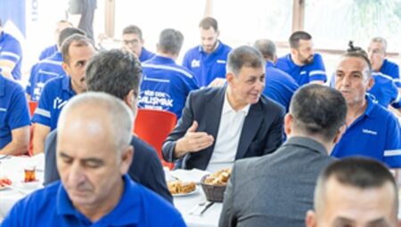Başkan Tugay güne İZBETON emekçileriyle başladı