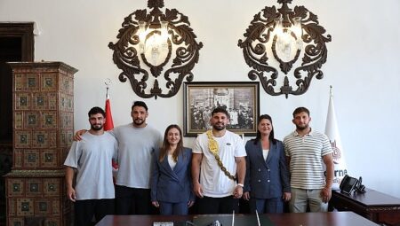 Başkan Vekili Özdemir ve Başpehlivan Erkan Taş Edirne Belediyesi’ni ziyaret etti