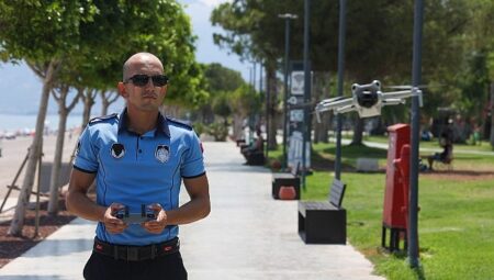 Büyükşehir zabıtası Konyaaltı Sahili’nde dron desteğiyle denetimlerini sürdürüyor