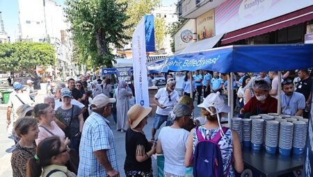 Büyükşehir’in aşure ikramları sürüyor