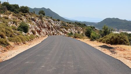 Büyükşehir’in sıcak asfalt çalışması sürüyor