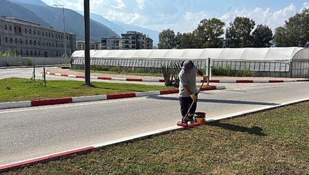 Finike’de yollar yenileniyor bordürler boyanıyor