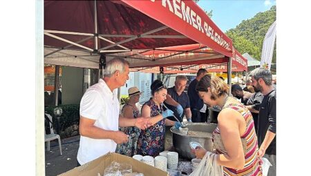 Kemer Belediyesi’nin aşure ikramları sona erdi